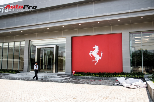 Cận cảnh showroom Ferrari chính hãng đầu tiên tại Việt Nam trước giờ G - Ảnh 2.