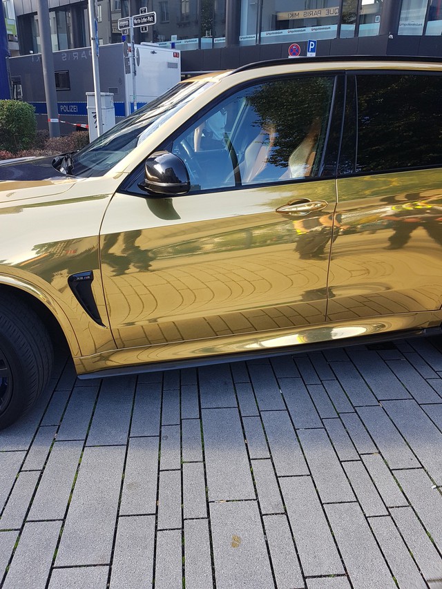 Dán decal chói lóa, chủ xe BMW X5 M bị cảnh sát tịch thu xe vì lý do không tưởng - Ảnh 1.