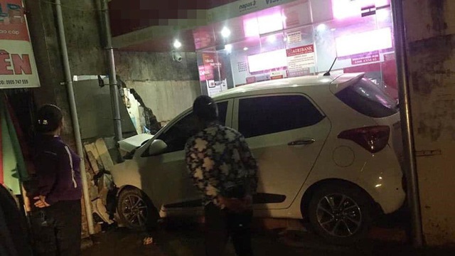 Ô tô nằm gọn trong khu vực ATM - hiện trường vụ tai nạn khiến người ta đau đầu tìm lời giải - Ảnh 1.