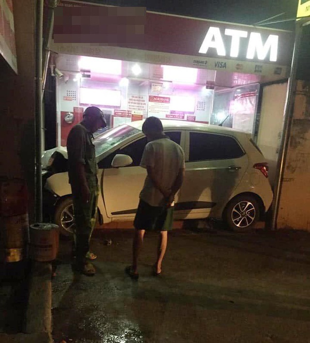 Ô tô nằm gọn trong khu vực ATM - hiện trường vụ tai nạn khiến người ta đau đầu tìm lời giải - Ảnh 3.