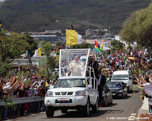 Không cần xe khủng, Giáo hoàng Francis chỉ dùng bán tải Nissan Navara làm xe diễu hành - Ảnh 3.