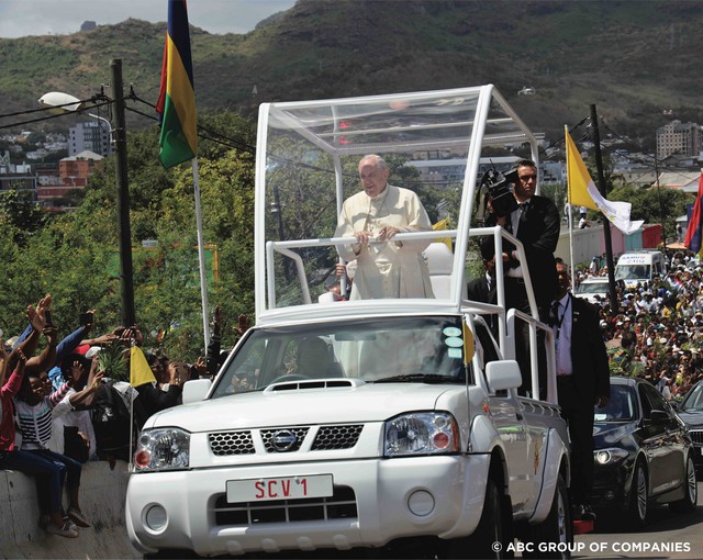 Không cần xe khủng, Giáo hoàng Francis chỉ dùng bán tải Nissan Navara làm xe diễu hành - Ảnh 1.