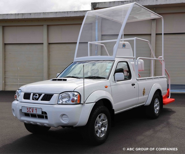 Không cần xe khủng, Giáo hoàng Francis chỉ dùng bán tải Nissan Navara làm xe diễu hành - Ảnh 2.