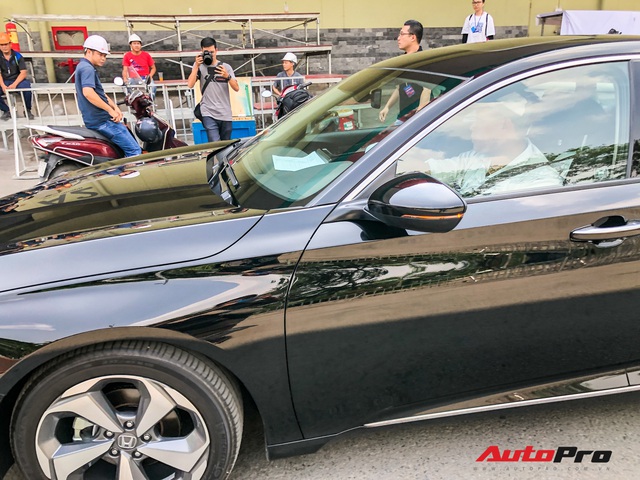 Honda Accord 2019 lăn bánh vào triển lãm, sẵn sàng ra mắt khách Việt với giá khoảng 1,2 tỷ đồng - Ảnh 3. Honda Accord 2019 lăn bánh vào triển lãm, sẵn sàng ra mắt khách Việt với giá khoảng 1,2 tỷ đồng - Ảnh 3.