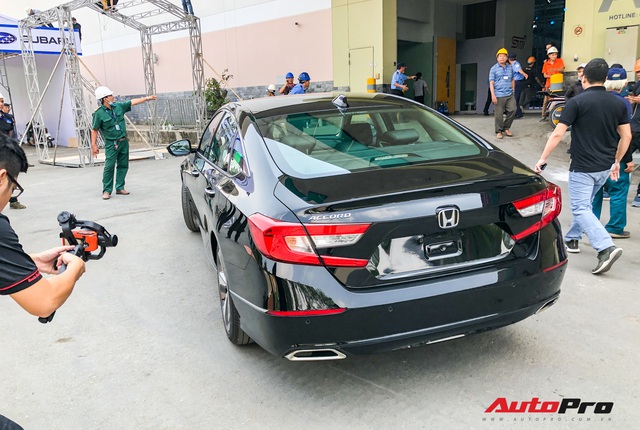 Honda Accord 2019 lăn bánh vào triển lãm, sẵn sàng ra mắt khách Việt với giá khoảng 1,2 tỷ đồng - Ảnh 4. Honda Accord 2019 lăn bánh vào triển lãm, sẵn sàng ra mắt khách Việt với giá khoảng 1,2 tỷ đồng - Ảnh 4.
