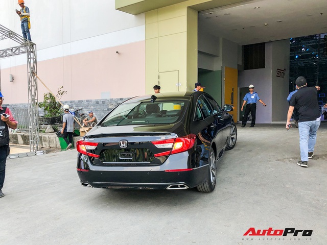 Honda Accord 2019 lăn bánh vào triển lãm, sẵn sàng ra mắt khách Việt với giá khoảng 1,2 tỷ đồng - Ảnh 5. Honda Accord 2019 lăn bánh vào triển lãm, sẵn sàng ra mắt khách Việt với giá khoảng 1,2 tỷ đồng - Ảnh 5.