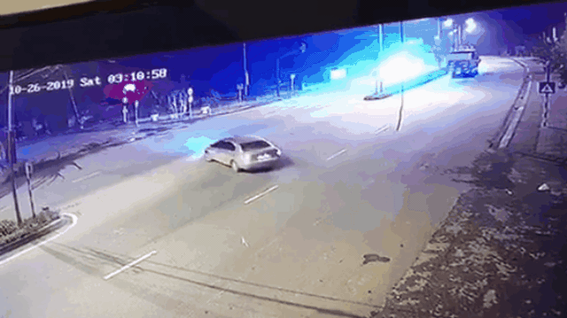 Clip: Xe khách chạy tốc độ cao tông thẳng vào Toyota Vios khiến 3 người chết ở Nghệ An