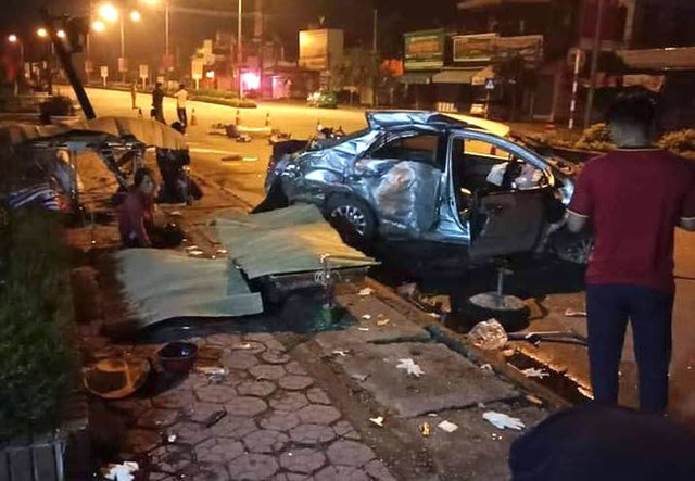 Clip: Xe khách chạy tốc độ cao tông thẳng vào Toyota Vios khiến 3 người chết ở Nghệ An - Ảnh 1.