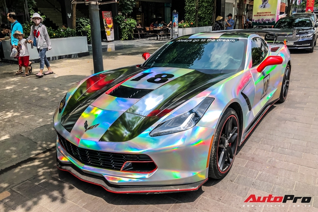 Chevrolet Corvette C7 Stingray bảy sắc cầu vồng lạ lẫm tại Sài Gòn - Ảnh 1.