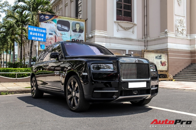 Rolls-Royce Cullinan giá đồn đoán 30 tỷ bất ngờ xuất hiện trên phố Sài Gòn - Ảnh 1.