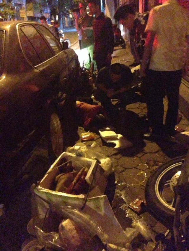 Xe BMW đâm liên hoàn trên phố Hà Nội: Các phương tiện nằm la liệt, tài xế ôm mặt thất thần - Ảnh 4.