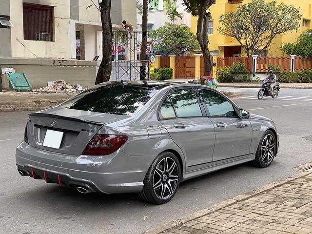 Sở hữu màu xi-măng đang hot, Mercedes-Benz C300 AMG Plus chạy lướt bán lại rẻ ngang Toyota Altis - Ảnh 2.