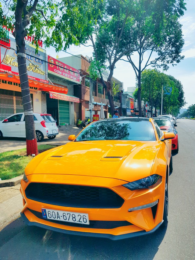 Dàn xe cơ bắp Mỹ Ford Mustang rủ nhau tề tựu tại nhà hàng của doanh nhân Nguyễn Quốc Cường - Ảnh 3.