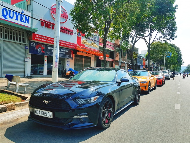 Dàn xe cơ bắp Mỹ Ford Mustang rủ nhau tề tựu tại nhà hàng của doanh nhân Nguyễn Quốc Cường - Ảnh 1.
