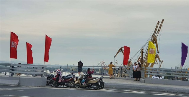 Người dân vô tư dừng xe, chụp ảnh trên cầu Hoàng Văn Thụ hơn 2.000 tỉ - Ảnh 1.