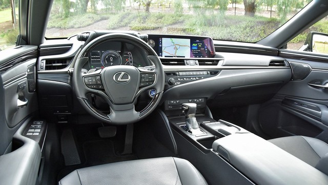 Lexus ES 300h lên lịch về Việt Nam cạnh tranh Mercedes-Benz E 300 AMG với giá khoảng 3 tỷ đồng - Ảnh 3. Lexus ES 300h lên lịch về Việt Nam cạnh tranh Mercedes-Benz E 300 AMG với giá khoảng 3 tỷ đồng - Ảnh 3.