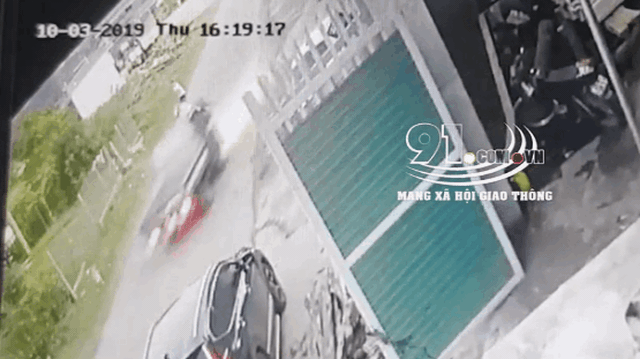 Clip: Tài xế xe tải đâm người nguy kịch rồi bỏ trốn gây bức xúc