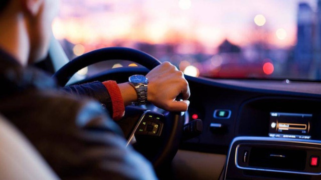 Ô tô bất ngờ bị xịt lốp giữa đường xử lý thế nào? - Ảnh 1. Ô tô bất ngờ bị xịt lốp giữa đường xử lý thế nào? - Ảnh 1.
