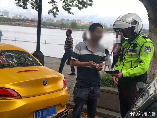 Thanh niên bị cảnh sát bắt phạt vì độ 16 ống xả ồn ào cho BMW Z4 - Ảnh 1.