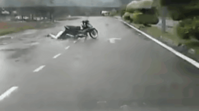 Clip: Cô gái đi xe máy bị "quật ngã" giữa đường, 2 người đàn ông loay hoay gỡ phần cổ bị mắc kẹt