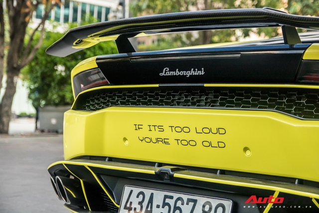 Can canh chiec Lamborghini Huracan mau vang neon hang doc tai Viet Nam