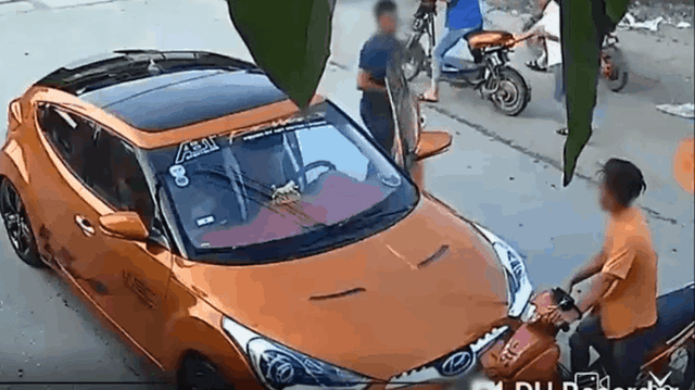 Clip: Đâm trực diện chiếc Hyundai Veloster, thanh niên chạy xe máy bị tài xế đấm liên tục vào mặt
