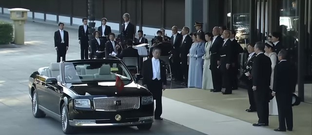 Xem Toyota Century mui trần đồng hành cùng tân Nhật hoàng trong lễ đăng quang - Ảnh 1.