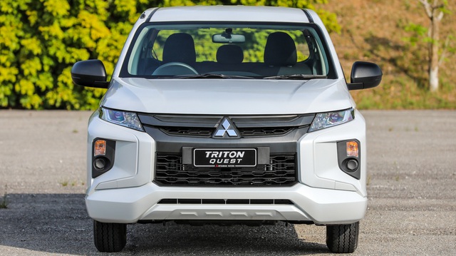 Mitsubishi Triton ra mắt bản gầm thấp 'bán tải lai sedan' với mức giá siêu rẻ