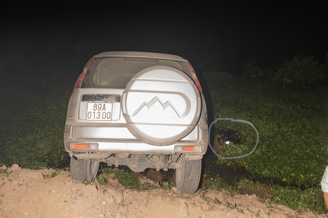 Đi theo biển chỉ dẫn, xe Ford Everest lao thẳng xuống ao và cảnh tượng sau đó khiến tài xế được phen hú vía - Ảnh 2. Đi theo biển chỉ dẫn, xe Ford Everest lao thẳng xuống ao và cảnh tượng sau đó khiến tài xế được phen hú vía - Ảnh 2.