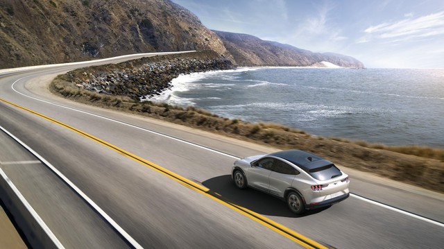 Ra mắt Ford Mustang Mach-E: SUV thuần điện xác Ngựa hoang, hồn Explorer - Ảnh 4. Ra mắt Ford Mustang Mach-E: SUV thuần điện xác Ngựa hoang, hồn Explorer - Ảnh 4.