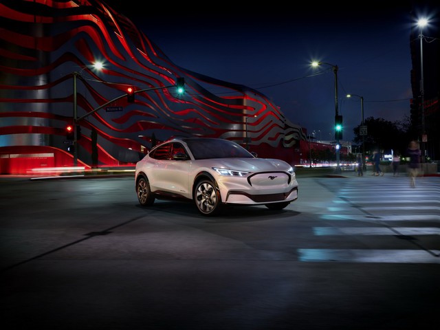 Ra mắt Ford Mustang Mach-E: SUV thuần điện xác Ngựa hoang, hồn Explorer - Ảnh 1. Ra mắt Ford Mustang Mach-E: SUV thuần điện xác Ngựa hoang, hồn Explorer - Ảnh 1.