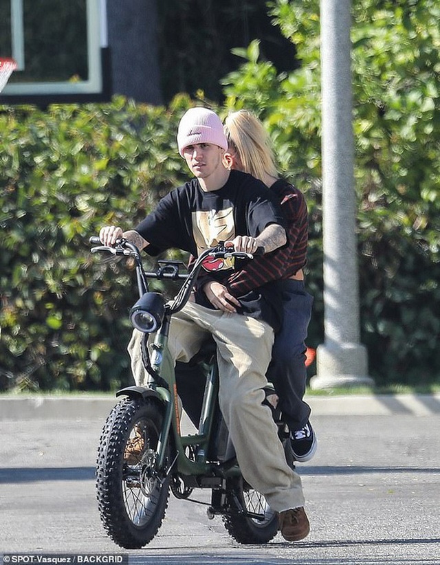 Dù sở hữu nhiều siêu xe khủng, Justin Bieber vẫn đạp xe dạo phố với vợ trong tâm bão chỉ trích của dư luận - Ảnh 3.