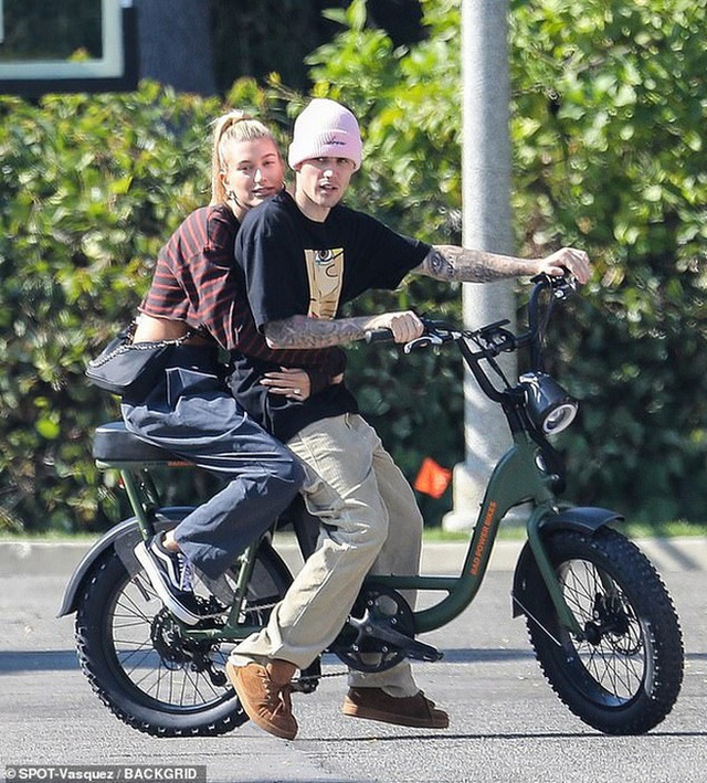 Dù sở hữu nhiều siêu xe khủng, Justin Bieber vẫn đạp xe dạo phố với vợ trong tâm bão chỉ trích của dư luận - Ảnh 4.