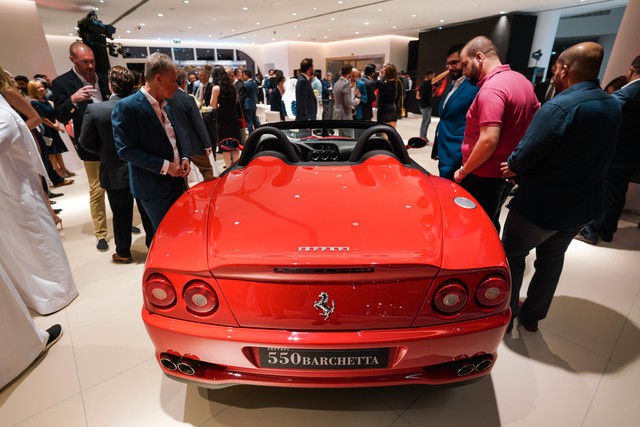 Choáng với đại lý Ferrari khủng nhất thế giới vừa khai trương tại Dubai: Gấp rưỡi showroom ở Việt Nam, có đủ mọi thứ về siêu ngựa - Ảnh 7.