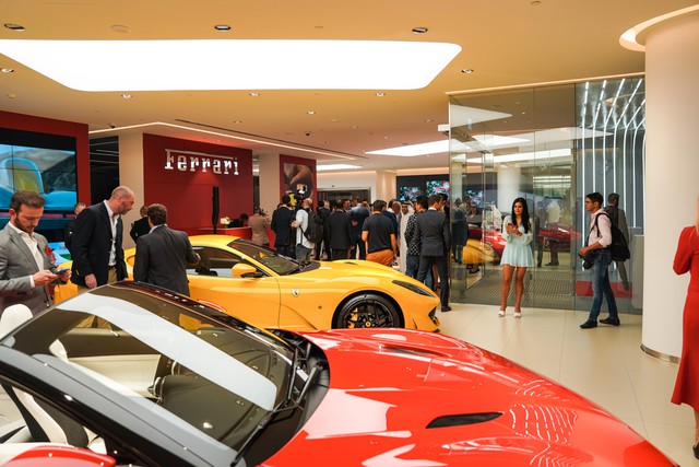 Choáng với đại lý Ferrari khủng nhất thế giới vừa khai trương tại Dubai: Gấp rưỡi showroom ở Việt Nam, có đủ mọi thứ về siêu ngựa - Ảnh 2.