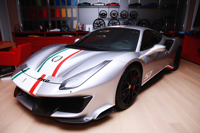 Choáng với đại lý Ferrari khủng nhất thế giới vừa khai trương tại Dubai: Gấp rưỡi showroom ở Việt Nam, có đủ mọi thứ về siêu ngựa - Ảnh 4.