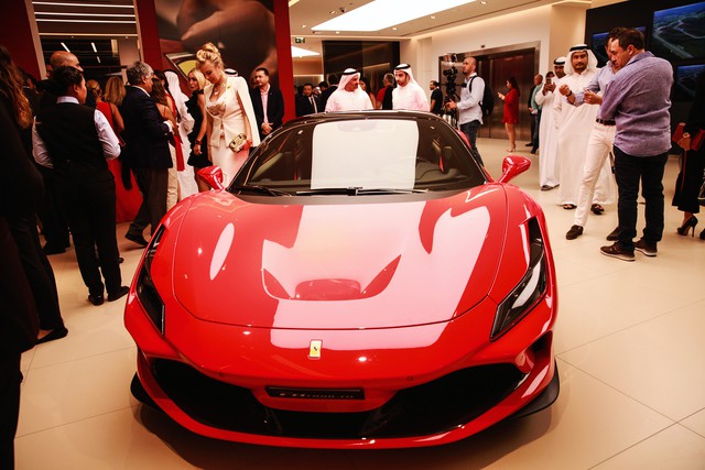 Choáng với đại lý Ferrari khủng nhất thế giới vừa khai trương tại Dubai: Gấp rưỡi showroom ở Việt Nam, có đủ mọi thứ về siêu ngựa - Ảnh 6.