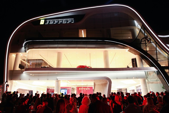Choáng với đại lý Ferrari khủng nhất thế giới vừa khai trương tại Dubai: Gấp rưỡi showroom ở Việt Nam, có đủ mọi thứ về siêu ngựa - Ảnh 1.