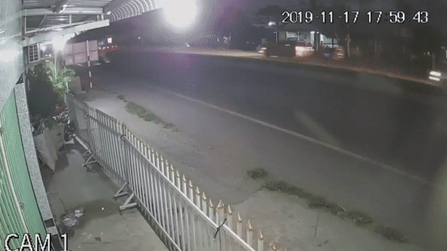 Clip: Thanh niên đâm trúng bà cụ, hình ảnh xe máy trượt dài tóe lửa khiến người ta ám ảnh