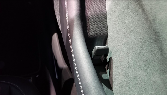 Ford luôn có cách mở cửa xe dị thường và Mustang Mach-E mới không ngoại lệ: Căng mắt tìm nút mở từ ngoài, lẫy mở từ trong - Ảnh 7. Ford luôn có cách mở cửa xe dị thường và Mustang Mach-E mới không ngoại lệ: Căng mắt tìm nút mở từ ngoài, lẫy mở từ trong - Ảnh 7.