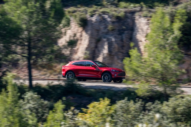 Aston Martin DBX 2020 - Đối thủ mới của Lamborghini Urus, Bentley Bentayga chính thức ra mắt - Ảnh 14. Aston Martin DBX 2020 - Đối thủ mới của Lamborghini Urus, Bentley Bentayga chính thức ra mắt - Ảnh 14.