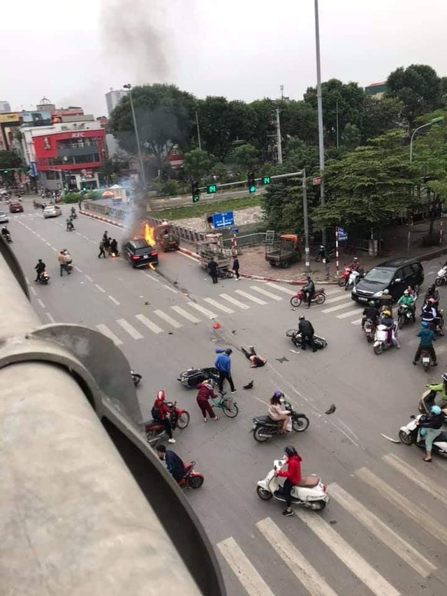 Clip: Cận cảnh xe Mercedes-Benz GLC bốc cháy dữ dội trên phố Hà Nội sau cú đâm kinh hoàng, 1 người tử vong - Ảnh 2.