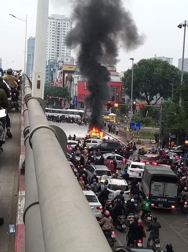 Clip: Cận cảnh xe Mercedes-Benz GLC bốc cháy dữ dội trên phố Hà Nội sau cú đâm kinh hoàng, 1 người tử vong - Ảnh 3.