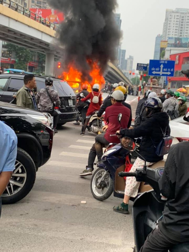 Ảnh hiện trường kinh hoàng vụ Mercedes-Benz GLC cháy dữ dội trên phố Hà Nội - Ảnh 2.