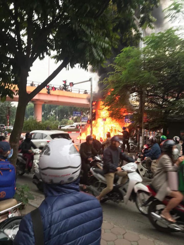 Ảnh hiện trường kinh hoàng vụ Mercedes-Benz GLC cháy dữ dội trên phố Hà Nội - Ảnh 3.