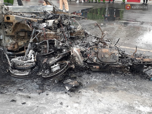 Sau khi gây tai nạn chết người, nữ tài xế Mercedes hoảng loạn đâm tiếp vào xe chở bình gas mới khiến xe phát nổ - Ảnh 2.