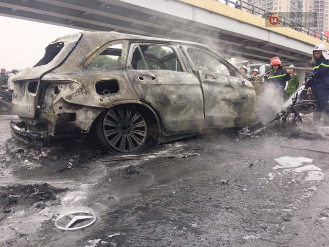Ảnh hiện trường kinh hoàng vụ Mercedes-Benz GLC cháy dữ dội trên phố Hà Nội - Ảnh 12.