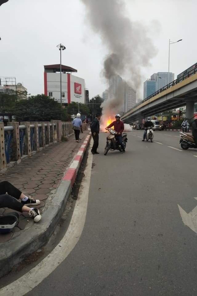 Ảnh hiện trường kinh hoàng vụ Mercedes-Benz GLC cháy dữ dội trên phố Hà Nội - Ảnh 4.