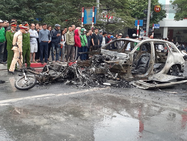 Ảnh hiện trường kinh hoàng vụ Mercedes-Benz GLC cháy dữ dội trên phố Hà Nội - Ảnh 6.