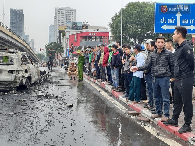 Ảnh hiện trường kinh hoàng vụ Mercedes-Benz GLC cháy dữ dội trên phố Hà Nội - Ảnh 7.
